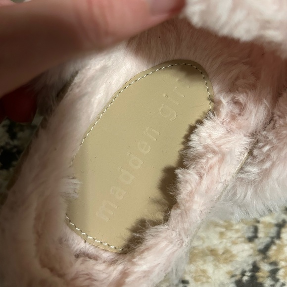 Madden girl fuzzy platform sandals - Picture 3 of 5